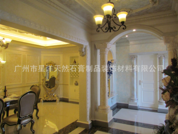 有橫梁的客廳如何安裝石膏線條？